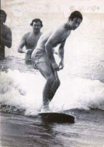 PKT 545 - 96981 LP3D PRINCE OF WALES TOUR OF AMERICA AND AUSTRALIA 5 NOVEMBER 1977 Prince Charles went for an early morning swim and surf at Bondi Beach, Australia, today, during his 11-day tour of Australia. Photo shows: Prince Charles tries his skills at riding a surfboard at Bondi Beach.